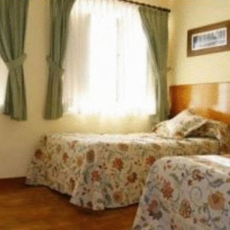 Hotel Roman Castrillon Bagian luar foto