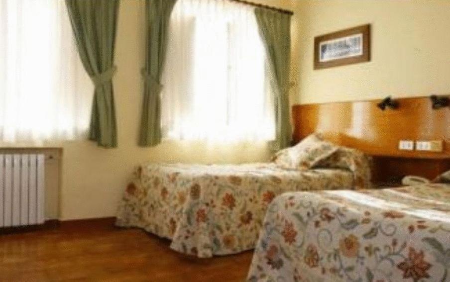 Hotel Roman Castrillon Bagian luar foto